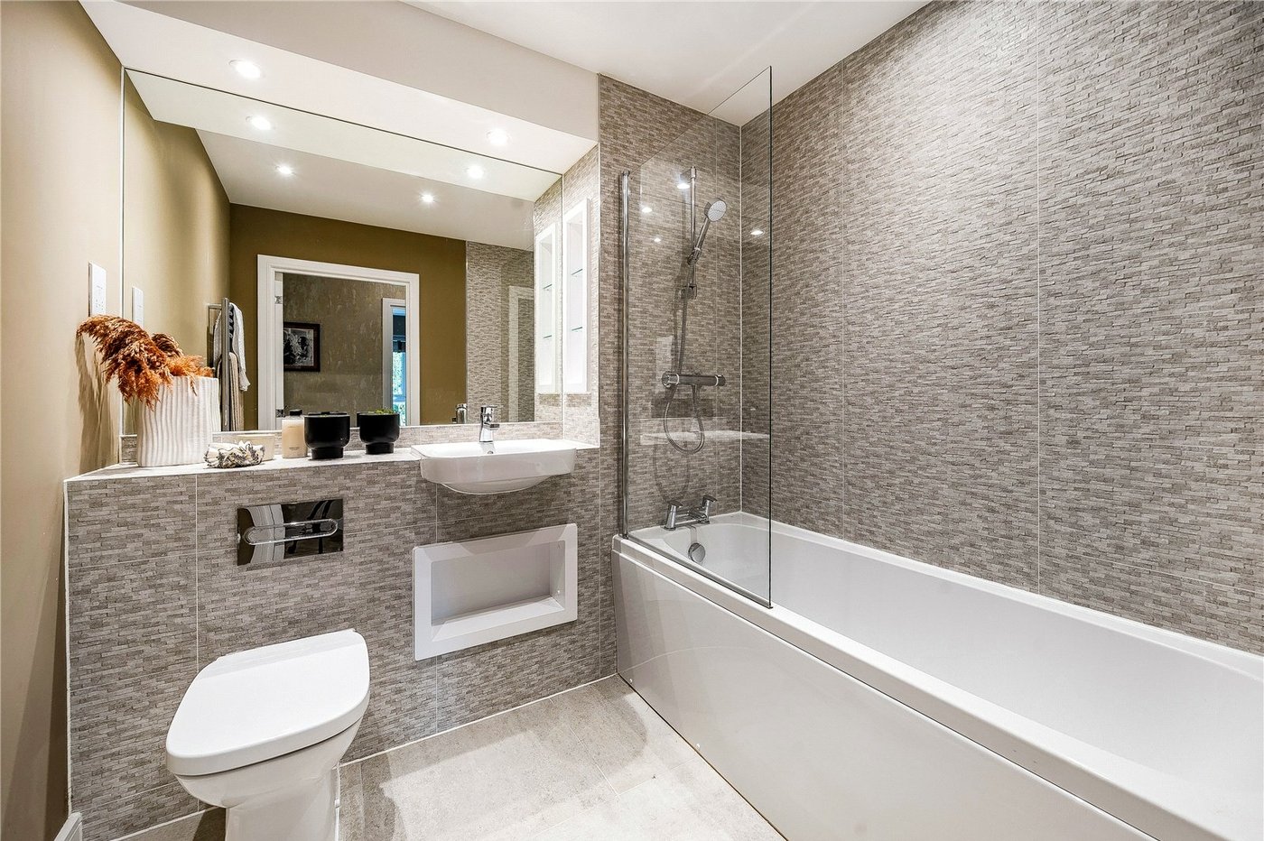 2 bedroom property to rent in Kings Hill | Robinson Michael & Jackson