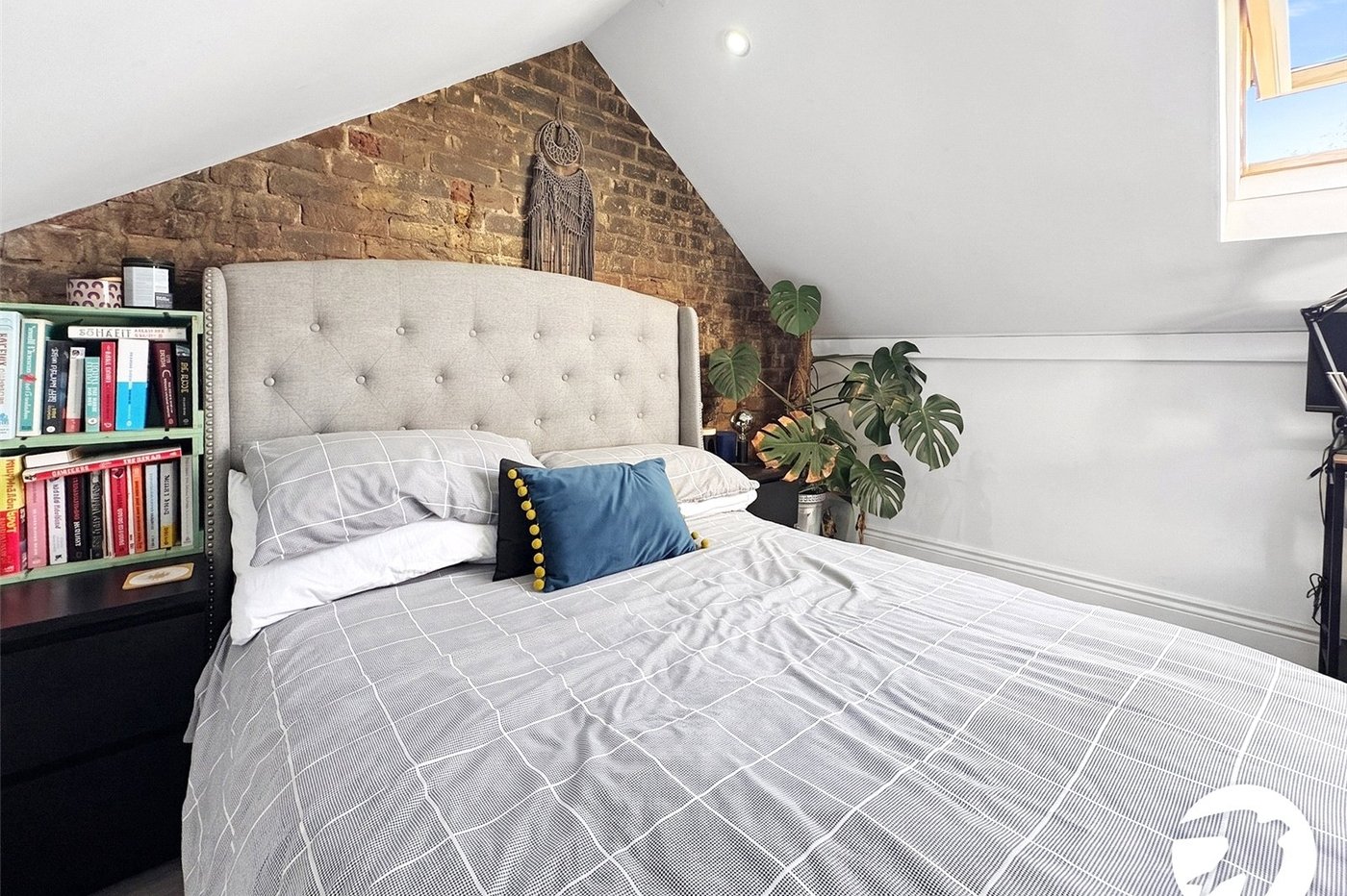 2 bedroom property to rent in London | Robinson Jackson