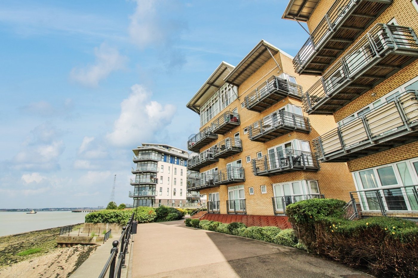 2 bedroom property to rent in Greenhithe | Robinson Michael & Jackson