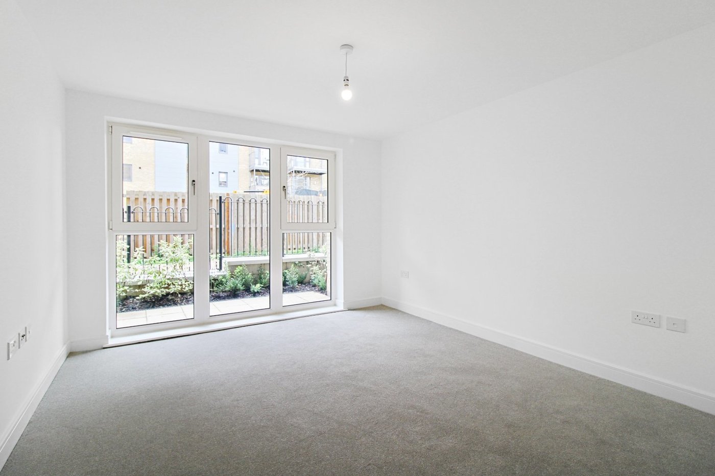 1 bedroom property to rent in Castle Hill | Robinson Michael & Jackson