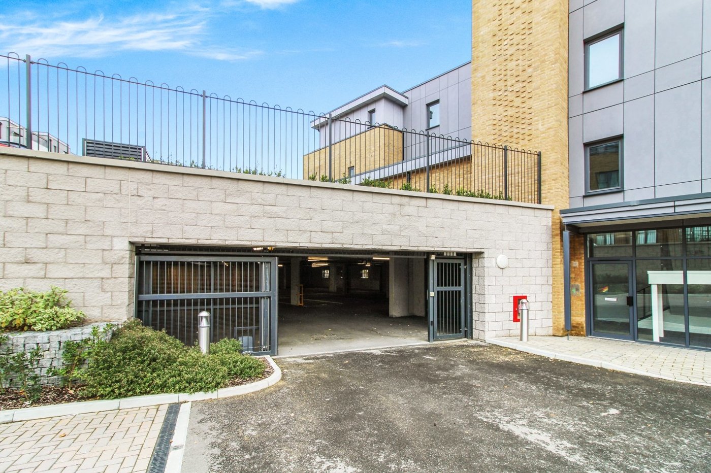 1 bedroom property to rent in Castle Hill | Robinson Michael & Jackson