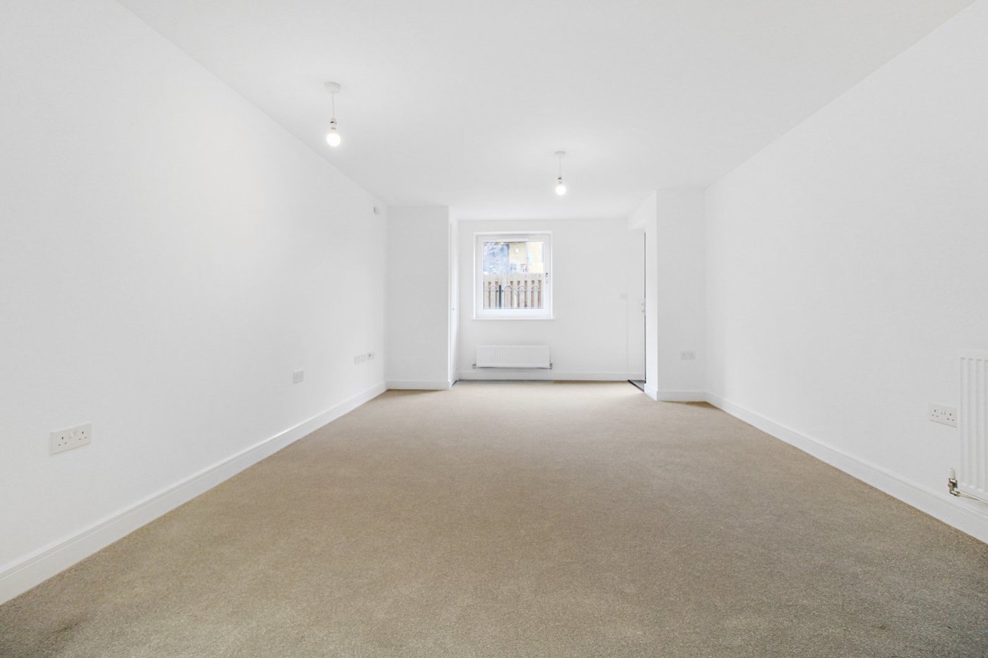 1 bedroom property to rent in Castle Hill | Robinson Michael & Jackson