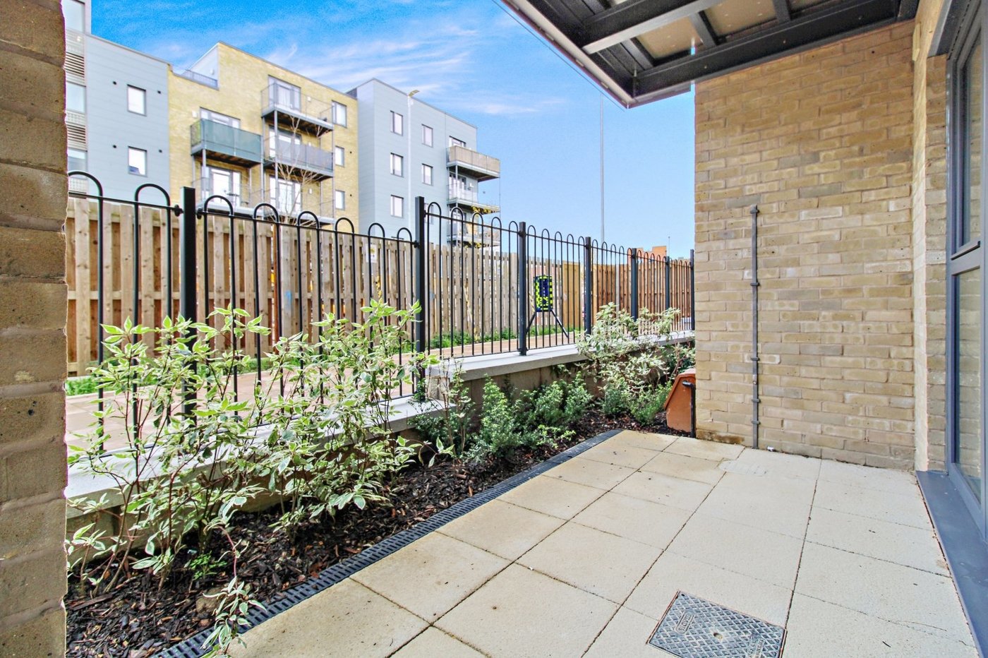 1 bedroom property to rent in Castle Hill | Robinson Michael & Jackson