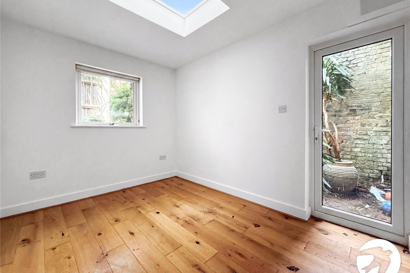 2 bedroom property to rent in London | Robinson Jackson