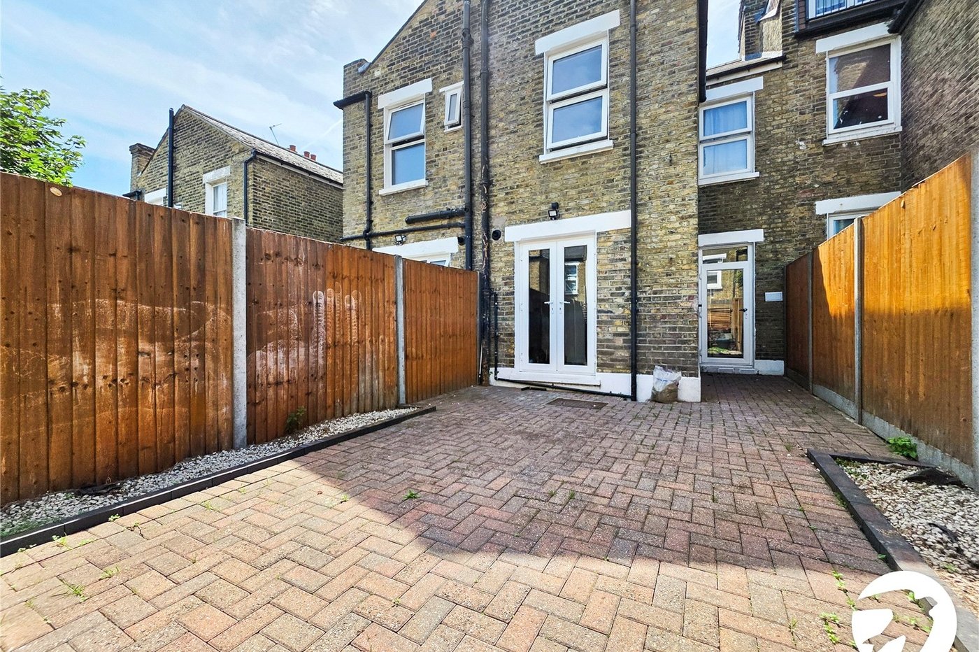 3 bedroom house to rent in London | Robinson Jackson