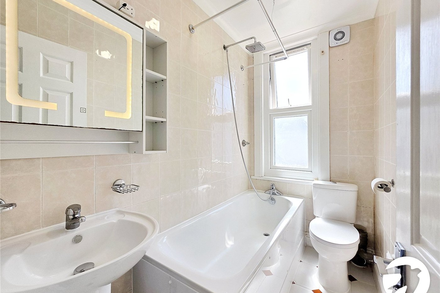 3 bedroom house to rent in London | Robinson Jackson