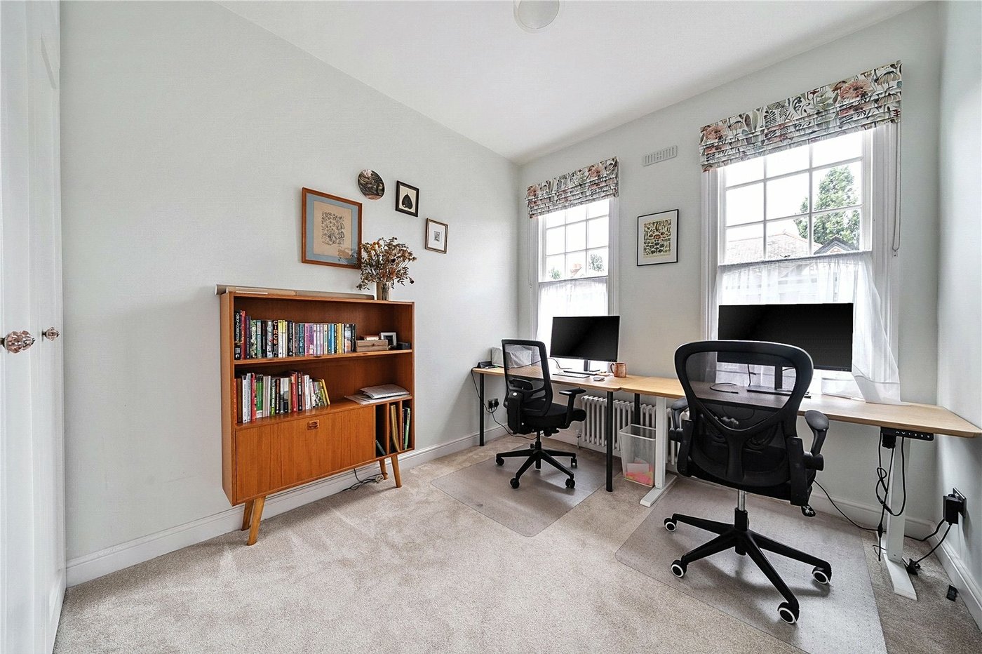 2 bedroom property to rent in London | Robinson Jackson