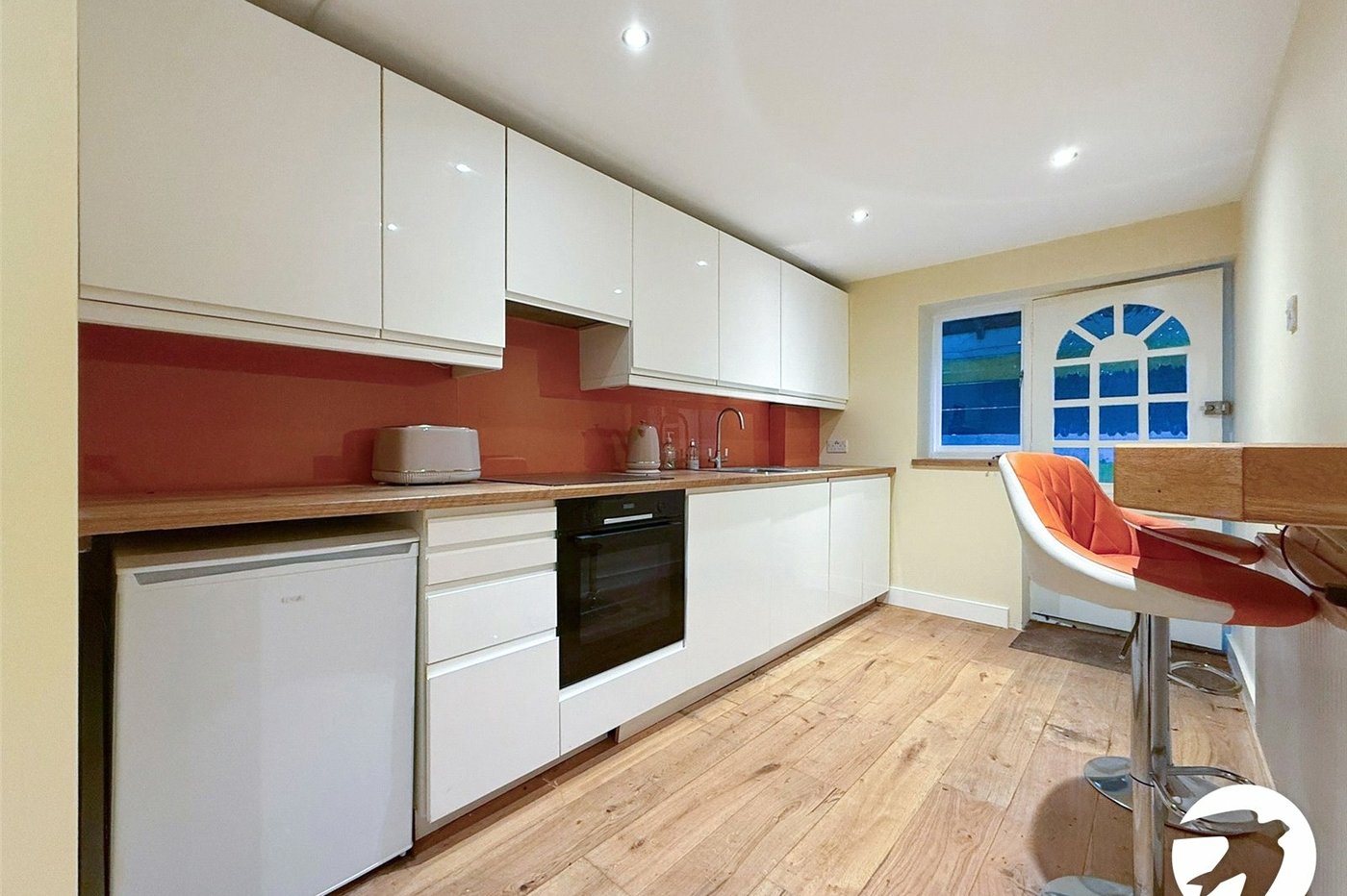 2 bedroom property to rent in London | Robinson Jackson