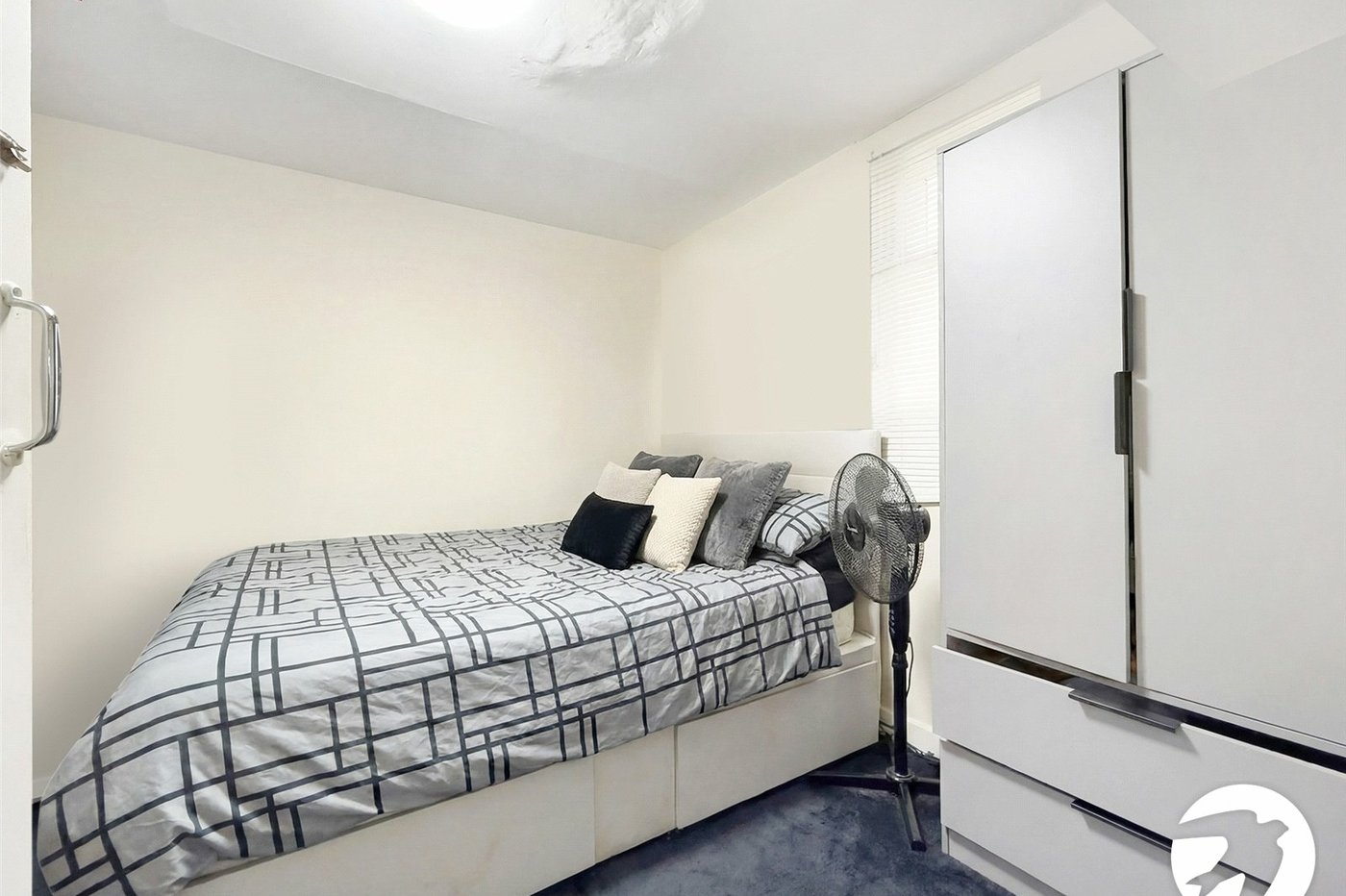 3 bedroom house to rent in London | Robinson Jackson