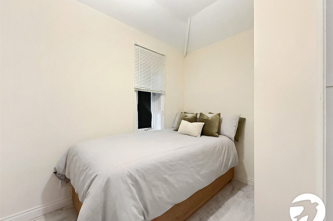 3 bedroom house to rent in London | Robinson Jackson