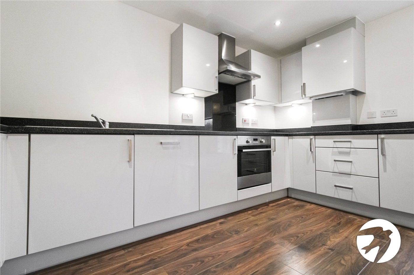 2 bedroom property to rent in Castle Hill | Robinson Michael & Jackson