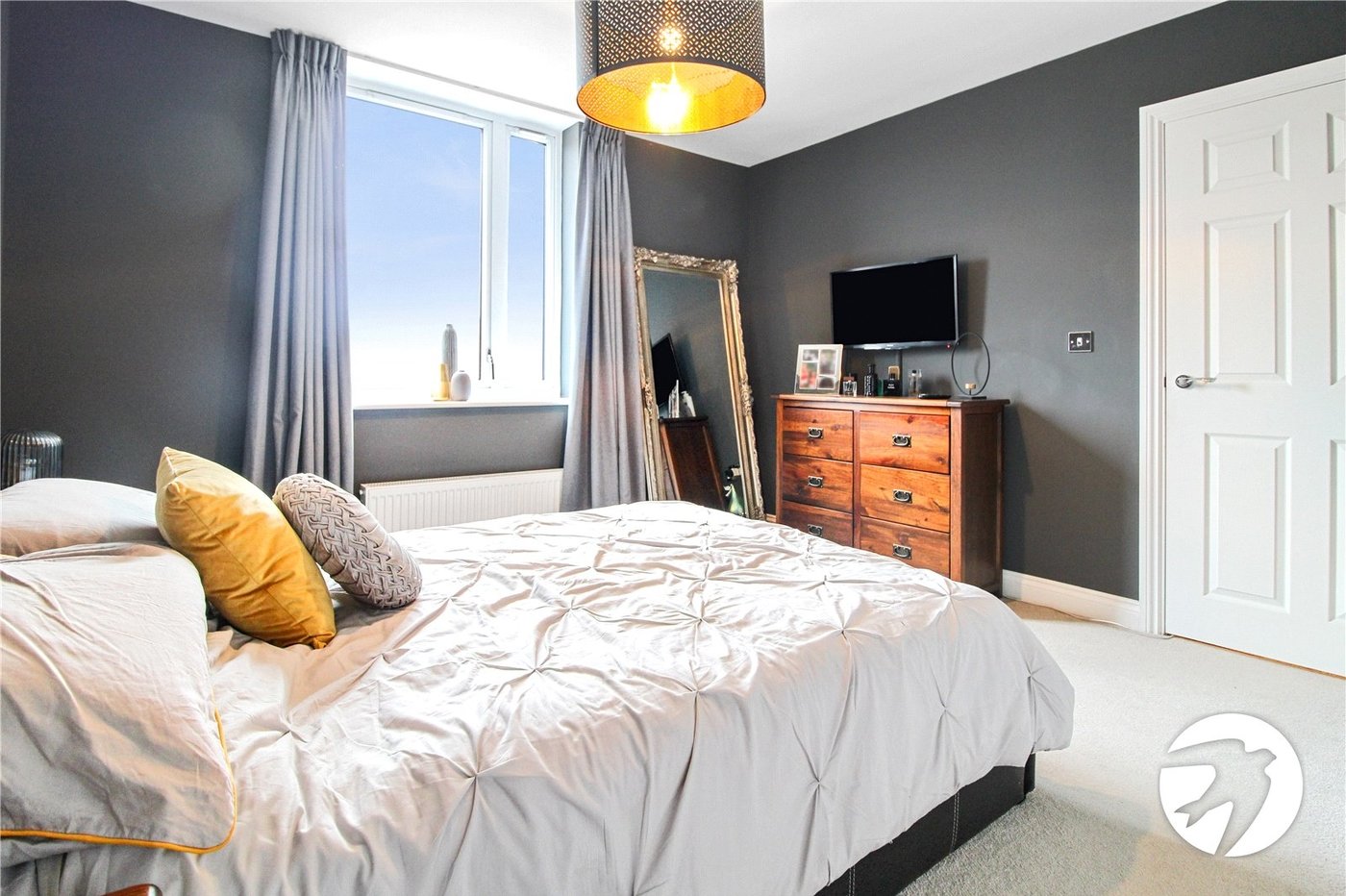 2 bedroom property to rent in Castle Hill | Robinson Michael & Jackson