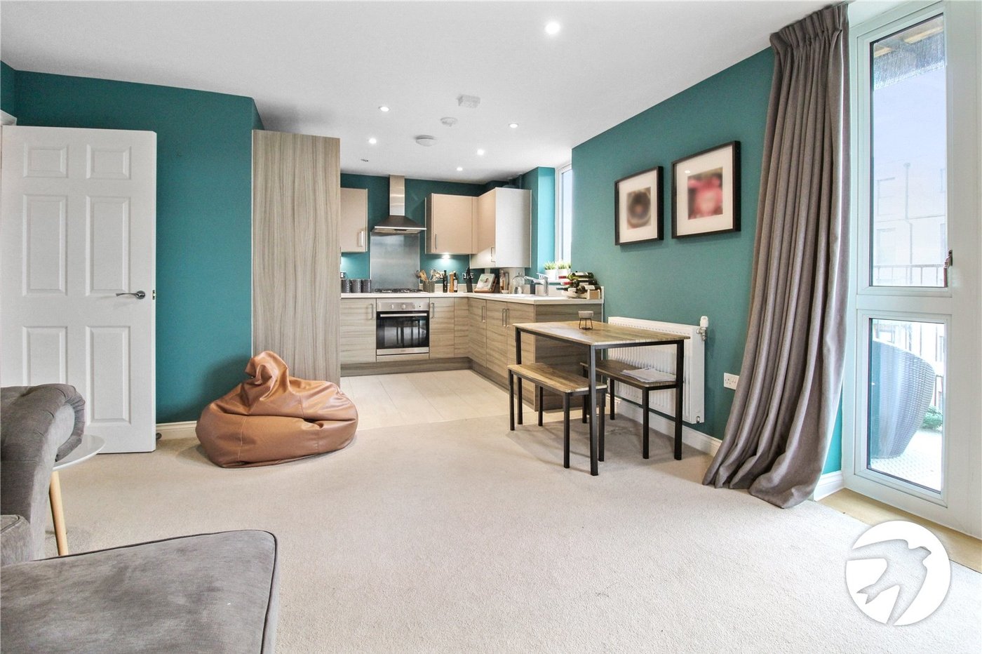 2 bedroom property to rent in Castle Hill | Robinson Michael & Jackson