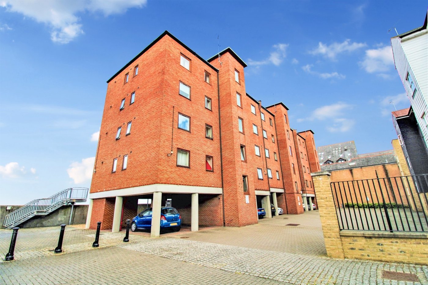2 bedroom property to rent in West Street | Robinson Michael & Jackson