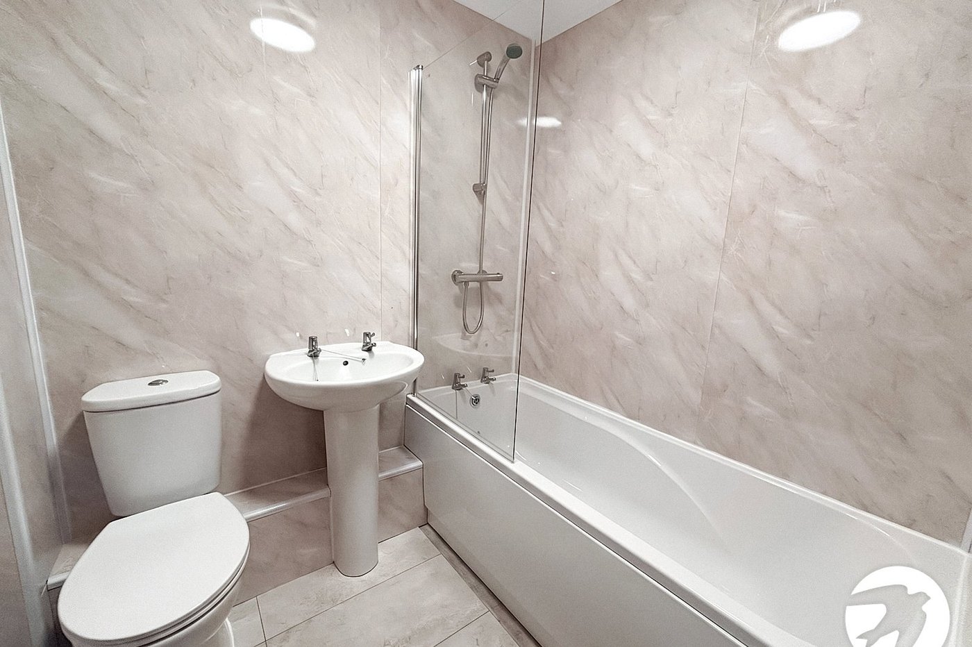 2 bedroom property to rent in Cheshunt Road | Robinson Jackson