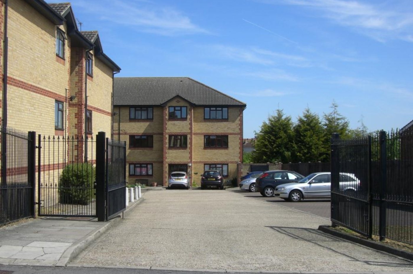 2 bedroom property to rent in Cheshunt Road | Robinson Jackson