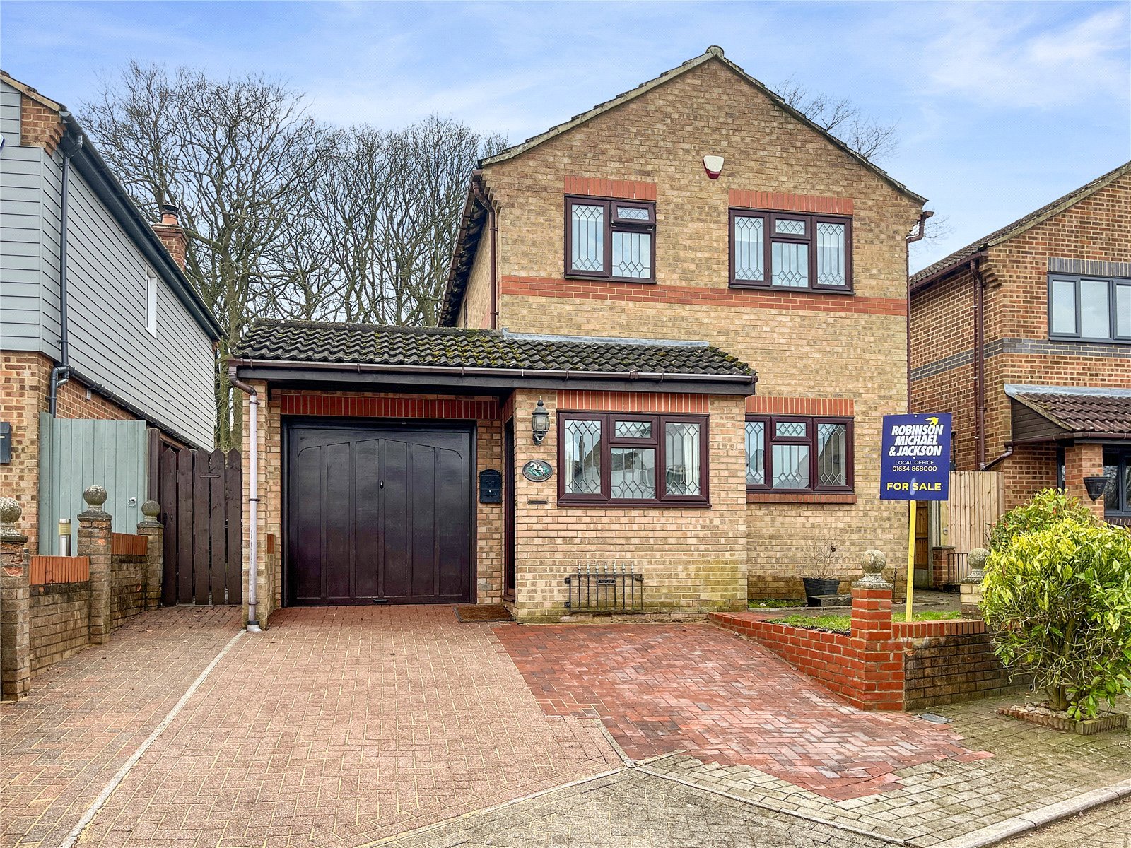 https://5561fe5fb4b9086d40c6-797c15cb364d2581e29268894ec2577c.ssl.cf3.rackcdn.com/property_image.x.v1/for-sale/Huntersfield-Close-Lordswood-Kent-ME5/820374/820374_32841f6e01a8bf037b7100552a47dd19.jpg